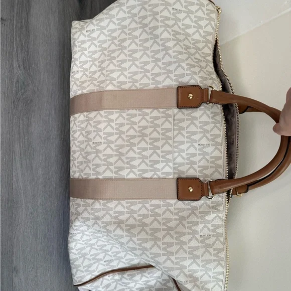 Michael Kors Harrison Logo Weekender Bag - Picture 5 of 10